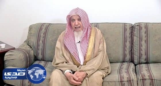 فيديو.. الشيخ السدلان يواسي ويقبل رأس الراحل عبدالله التويجري أثناء مرضه