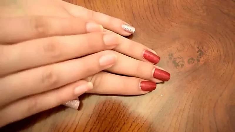 كيفية إزالة طلاء الأظافر بدون أسيتون