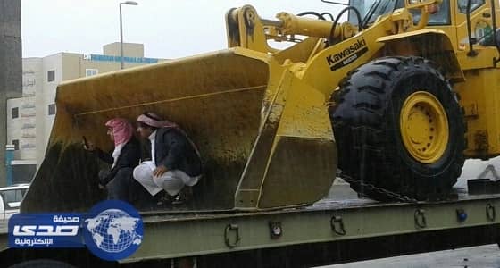 توقف الرحلات وغرق 80 سيارة وإنقاذ 33 مواطنا جراء السيول فى عسير