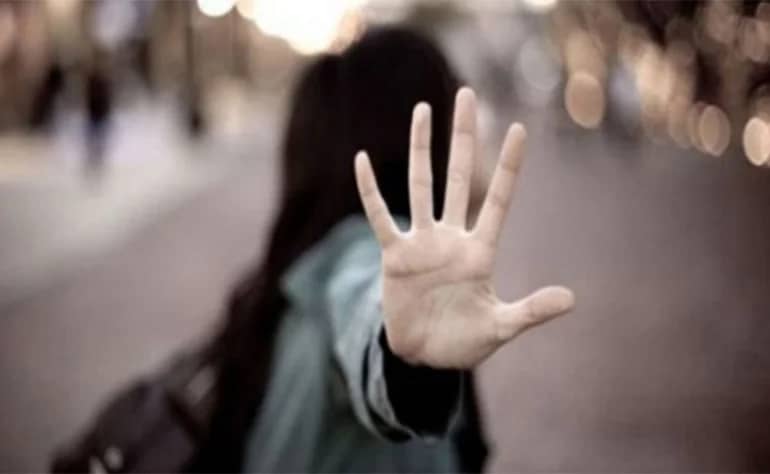 رسالة "واتساب" تنقذ فتاتين من وكر الدعارة