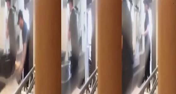 بالفيديو.. كاميرا خفية في مطعم شهير توثق شىء غريب