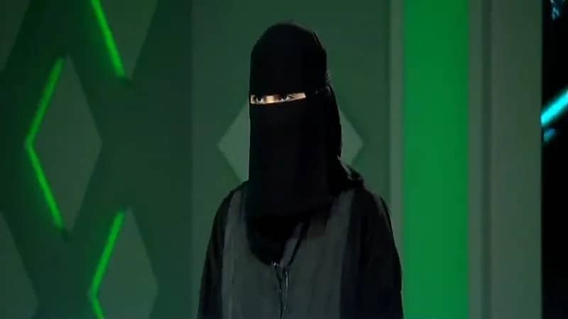 بالفيديو.. قصة ابتكار مواطنة لساعة ذكية تساعد المتلعثم