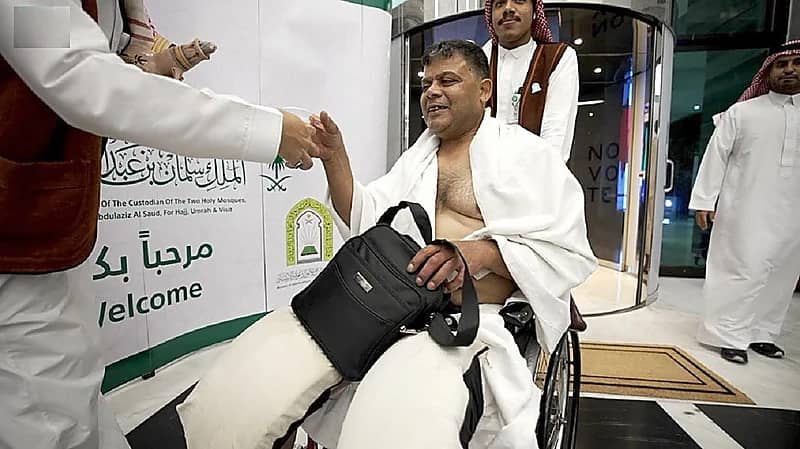 حاج: فقدت قدمَيّ ووظيفتي وخادم الحرمين حقق حلمي.. صور