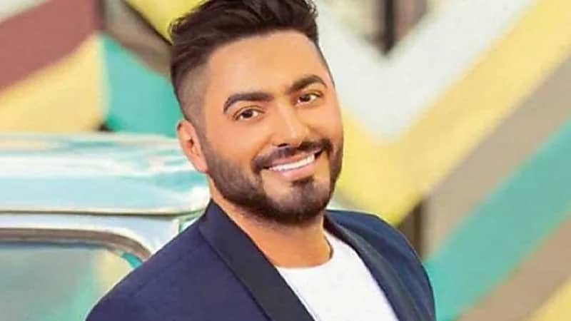 بالصور.. معجبة تفاجئ تامر حسني بقبلة وتصفه بـ "الطاقة الإيجابية"