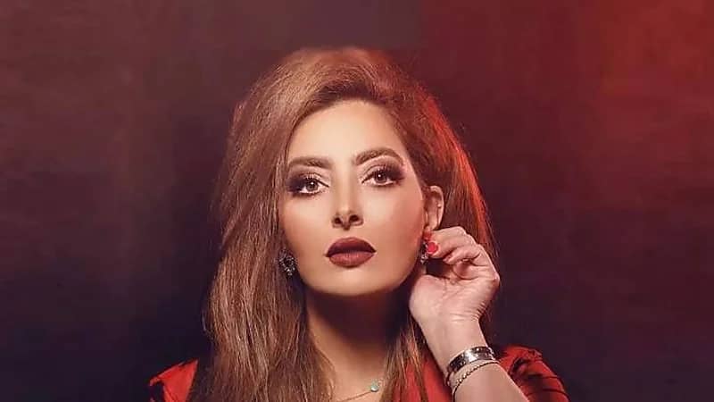 جدل كبير حول إطلالة فاطمة الصفي الأخيرة بأكتاف مكشوفة