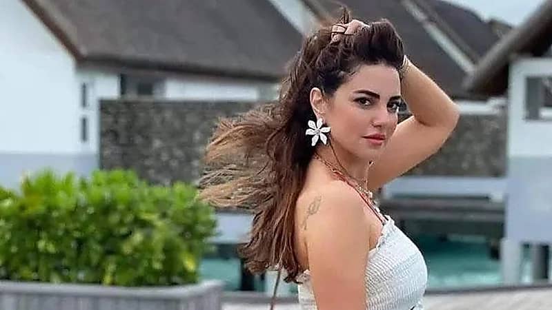 درة تتألق في الأبيض على الشاطئ والجمهور: كيف اصطادوا عروس البحر