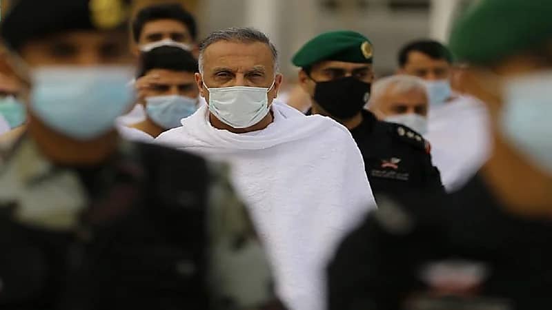 الكاظمي يؤدي مناسك العمرة