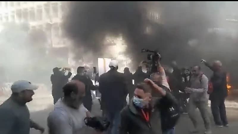بالفيديو.. معتصمون يطلقون المفرقعات النارية باتجاه مصرف لبنان