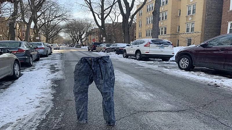 بالصور.. رجل يستخدم سروالين لركن سيارته أمام بيته