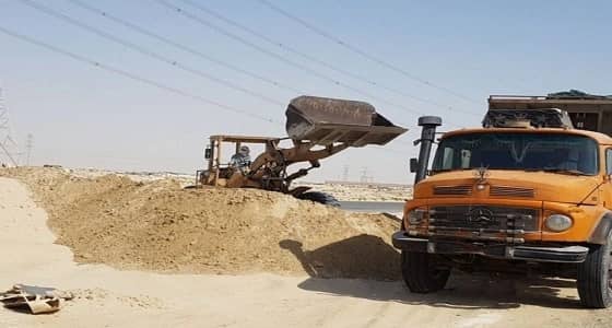 أمانة الشرقية تضبط عمالة تقوم بنهل الرمال