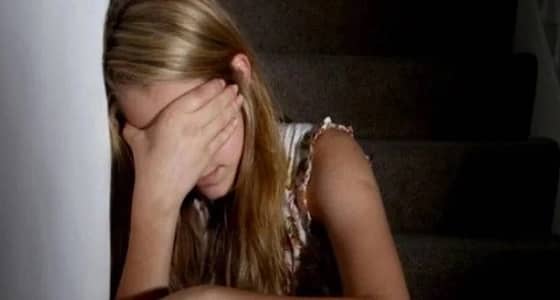 أب يعتدي جنسيا على طفلتيه مقابل هدايا بسيطة