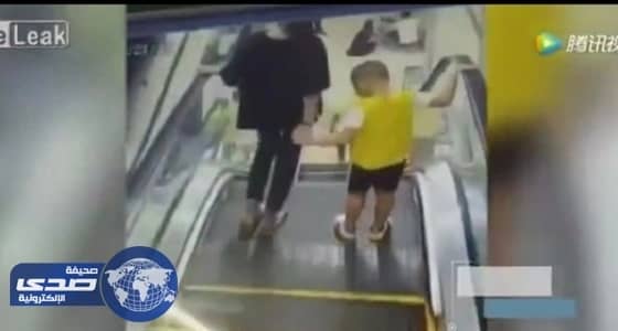 بالفيديو.. سلم كهربائي يبتلع يد طفل