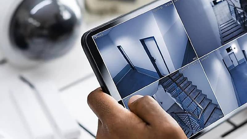 السجن لشاب اخترق كاميرات مراقبة في منزل لابتزاز فتاة بمقاطع