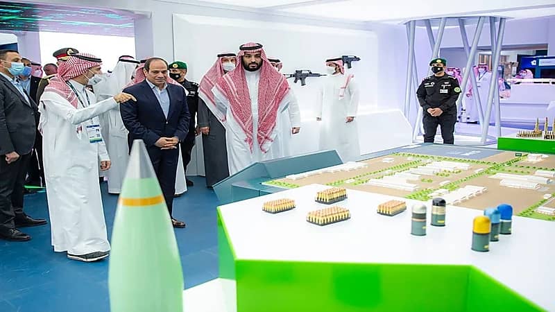 شاهد.. جولة ولي العهد بصحبة الرئيس السيسي في معرض الدفاع العالمي