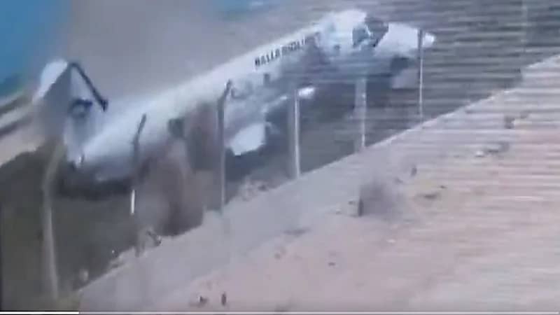 لحظة هبوط مروع لطائرة ركاب في مقديشيو..فيديو