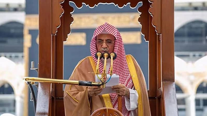 خطيب المسجد الحرام: تجنبوا الحديث عن العلاقات الزوجية وكشف أسرارها .. فيديو