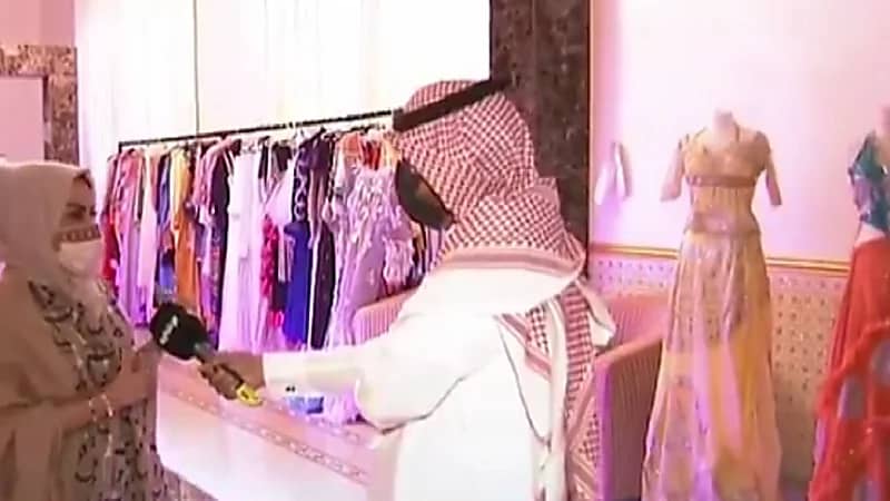 بالفيديو .. مصممة أزياء تعرض تصميماتها بطريقة تشويقية لسيدات الباحة