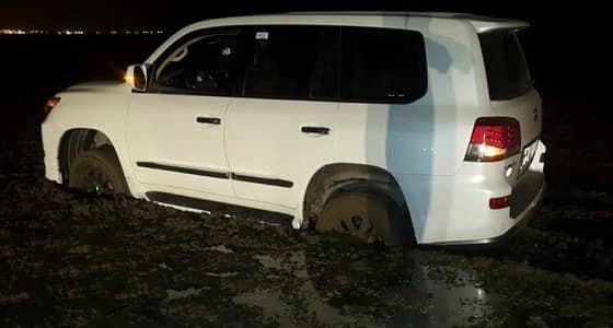 بالفيديو والصور.. استخراج جميع العالقين في الرمال والطين بالشقيق