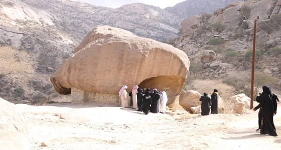 نادي إرث الطلابي من جامعة عفت يزور المواقع التراثية والسياحية بالباحة