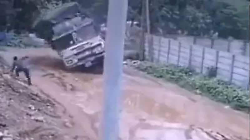 بالفيديو.. نجاة سائق بعد انقسام شاحنته إلى نصفين