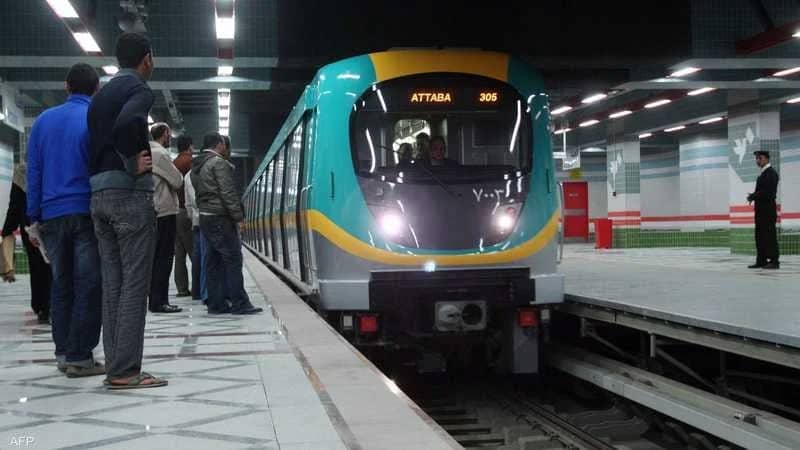 شاب مصري يُلقي نفسه تحت عجلات المترو