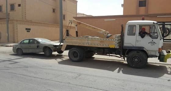 بالصور.. إزالة المركبات المتعطلة والتالفة في رفحاء