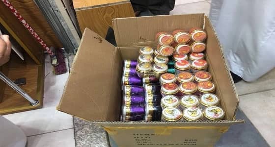 بالصور.. ضبط مستحضرات وكريمات مخالفة للمواصفات بمكة