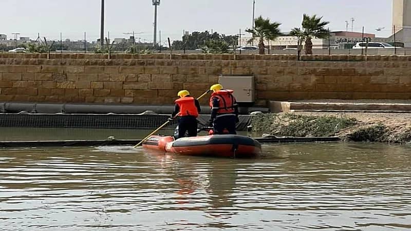 بالصور.. انتشال شخص غرق في سيل بوادي الحائر بالرياض