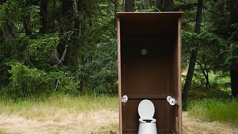 هاتف محمول يتسبب بسقوط صاحبته في المرحاض