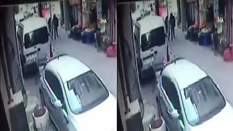 بالفيديو.. شاب يسدد أكثر من 10 طعنات لزوجته بسكين وسط شارع عام