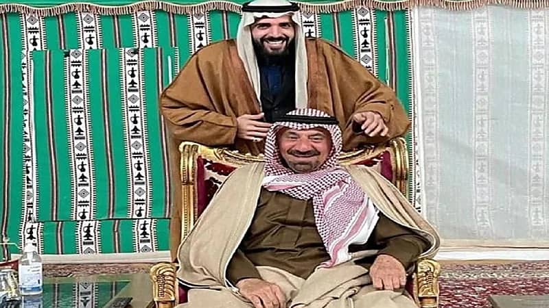 صورة تجمع أمير نجران مع ابنه الأمير فهد في رحلة بمنطقة صحراوية