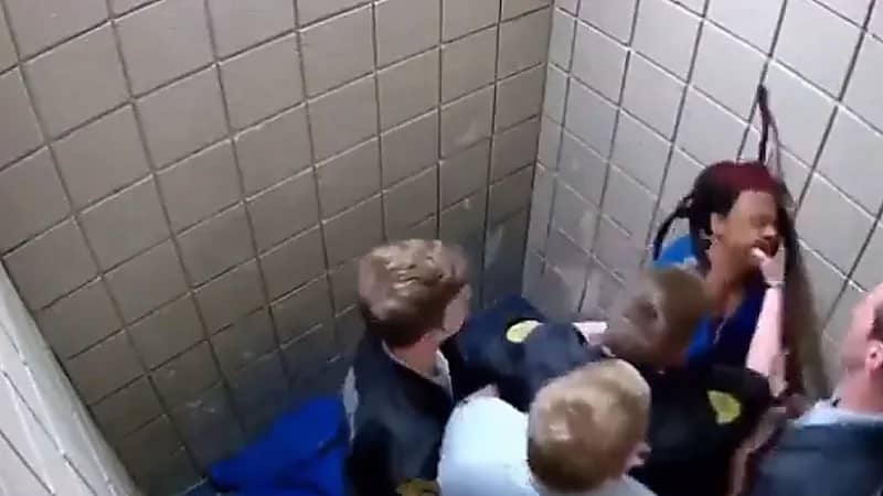 بالفيديو.. ضرب مبرح من 5 ضباط لسجين في زنزانته يثير غصبًا واسعًا