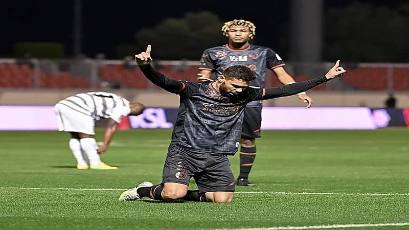 الشباب يتخطى الطائي بثنائية "جونيور"