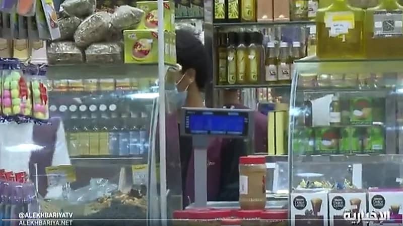 بالفيديو.. عمالة وافدة تمتهن طب الأعشاب وتبيع خلطات "الوهم" للمرضى