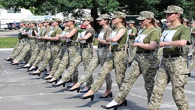  نواب أوكرانيون يطالبون بالتحقيق في ظهور جنديات بأحذية نسائية عالية الكعب "صور"