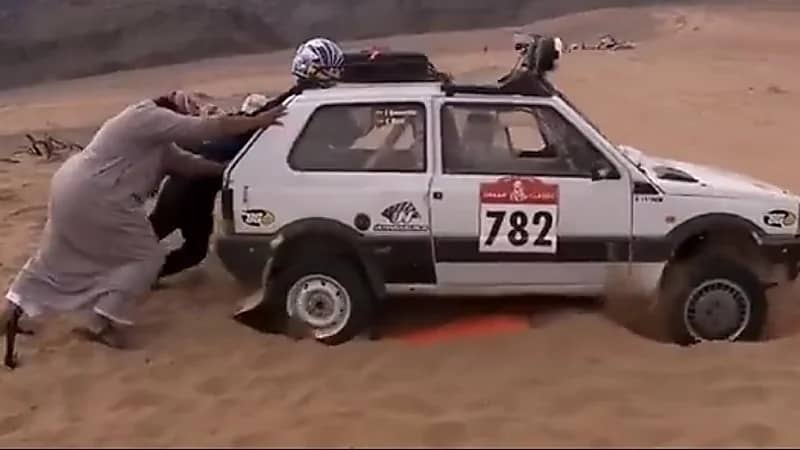 بالفيديو.. شباب يفزعون مع متسابق في رالي ⁧‫داكار 2023 ويساعدونه في إخراج مركبته