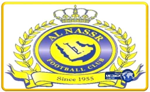 لمحة إنسانية مؤثرة.. شاب يحمل مسناً لمساعدته في زيارة بيت الله الحرام