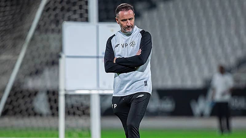 مدرب الشباب يصل إلى إنجلترا