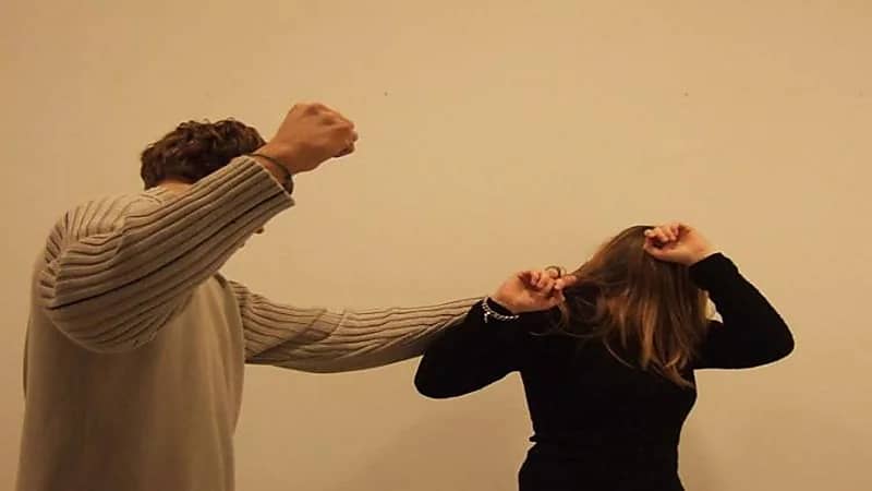 رجل يشوه زوجته ويحدث عاهة مستديمة بجسدها بعد تعذيبها وتقييدها