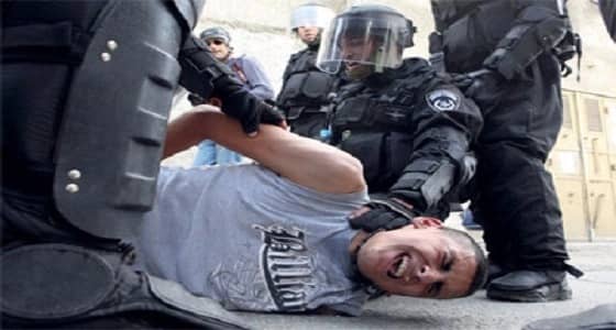 بالفيديو.. لحظة طعن حارس أمن إسرائيلي