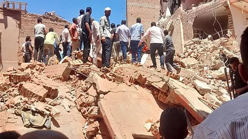 انهيار عقار رشيد بمصر يُسفر عن حالتي وفاة و13 مصاب
