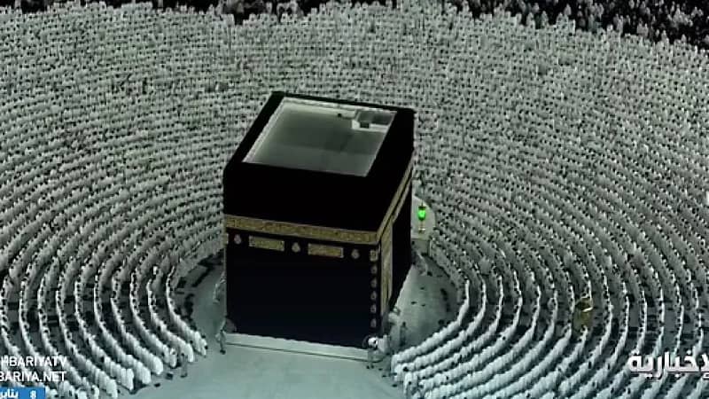 مشاهد روحانية لجموع المصلين أثناء تأديتهم صلاة الفجر في الحرم المكي