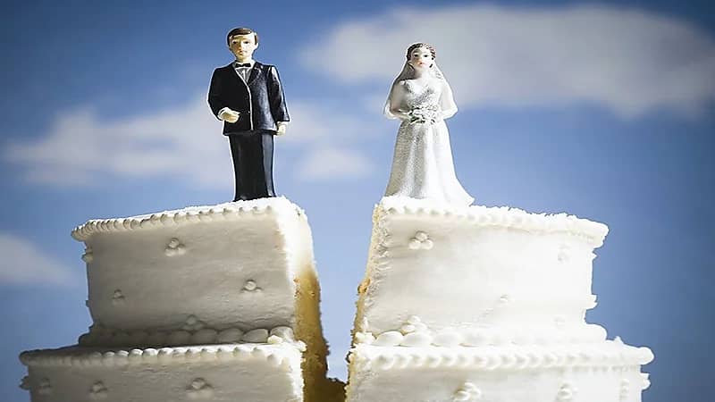 صورة.. امرأة تنظم حفلا بعد انفصالها: "أخيرا مطلقة"