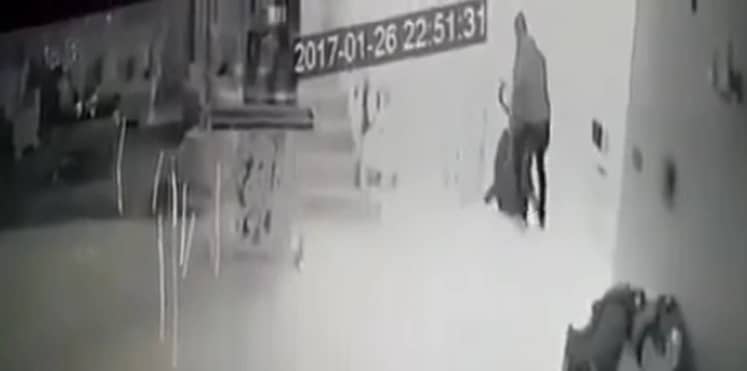 بالفيديو..لحظة حمل شخصين جثة شاب كويتي مقتول