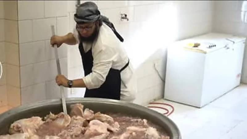 طاه يصنع الطعام لآلاف الحجاج في وجبة واحدة