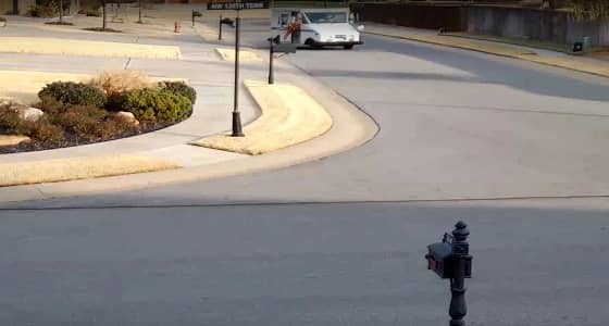 بالفيديو.. سيارة تستكمل طريقها بعد سقوط قائدها