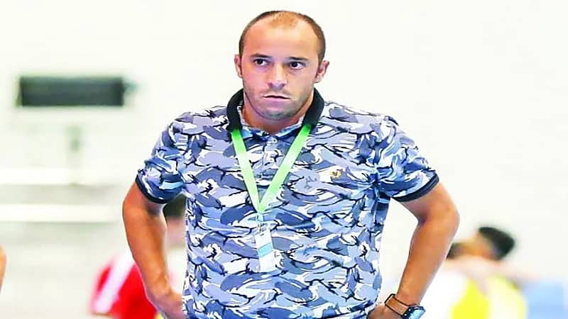 وفاة مدرب برتغالي أثناء مباراة بالكويت