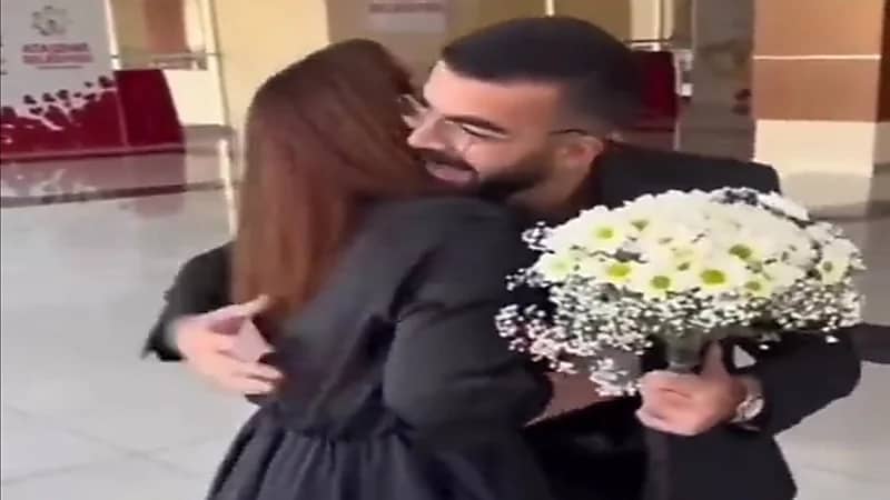 فتاة تتقدم لخطبة حبيبها أمام العامة وتثير ضجة.. فيديو