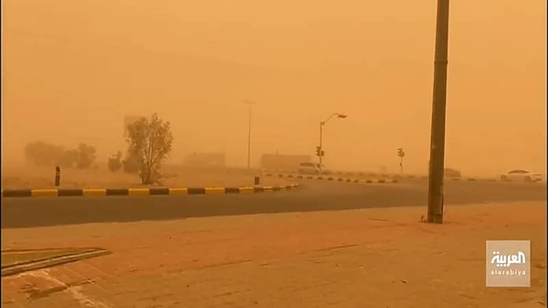 بالفيديو.. عاصفة ترابية تغطي أجواء حفر الباطن