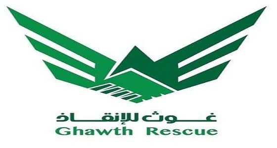 بالصور.. فريق " غوث " ينقذ سيارة عالقة بالرمال